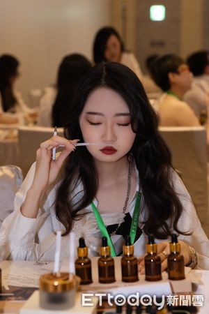 ▲嘉藥粧品系王書卉、陳晁嘉分別勇奪2025 AIFA國際美學調香大賞冠軍與季軍，展現青年創造力與香氣實力。（記者林東良翻攝，下同）