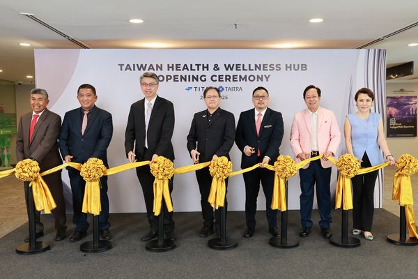 ▲馬來西亞「台大健康展示中心」今日於吉隆坡舉辦開幕揭牌，貿協秘書長王熙蒙(中)與貴賓共同剪綵。（圖／貿協提供）