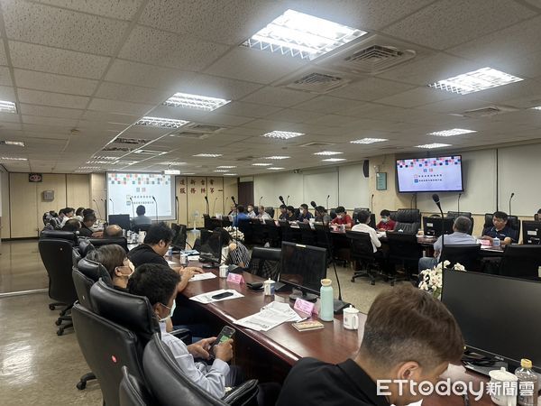 ▲台電台南區營業處舉辦百貨、旅宿與餐飲業座談會，業者踴躍參與瞭解節能新制。（記者林東良翻攝，下同）