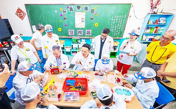 ▲桃市副市長蘇俊賓出席中埔國小玩具醫院揭牌，與大小朋友一起加入玩具修復行列。（圖／市府新聞處提供）