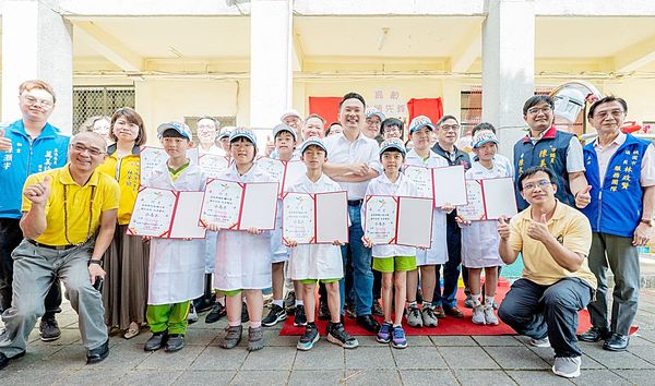 ▲桃市副市長蘇俊賓今天出席中埔國小玩具醫院揭牌，獲得玩具醫生培訓的大小朋友展示證書。（圖／市府新聞處提供）