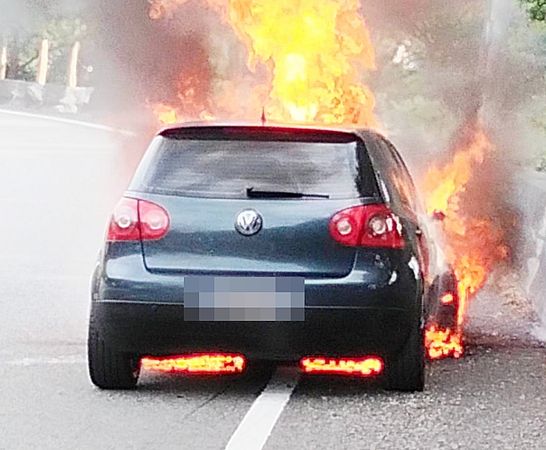 ▲國一南下內壢出口匝道今天傍晚發生火燒車事故，轎車竄出大火濃煙竄天。（圖／國道一隊提供）