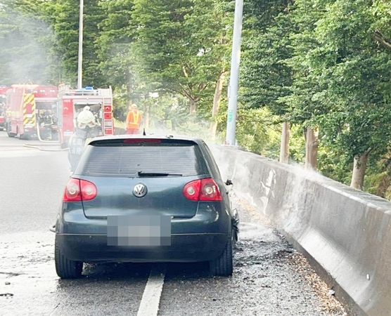 ▲國一南下內壢出口匝道今天傍晚發生火燒車事故，警消據報到場處理灌救。（圖／國道一隊提供）
