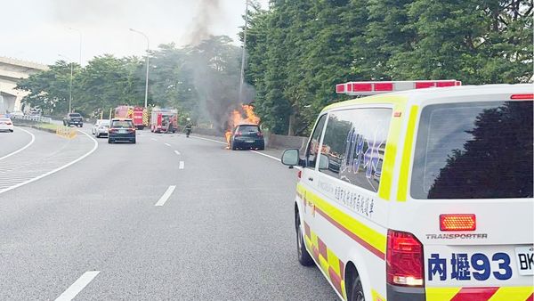 ▲國一南下內壢出口匝道今天傍晚發生火燒車事故，警消到場處理。（圖／國道一隊提供）
