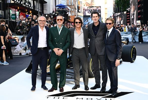 ▲《F1電影》倫敦首映，「阿湯哥」湯姆克魯斯和布萊德彼特世紀同台。（圖／華納提供）