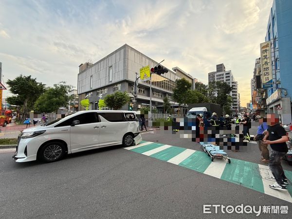 ▲▼快訊／板橋貨車撞進「等紅燈機車群」1重傷1昏迷　多人受傷 。（圖／記者陳以昇翻攝）