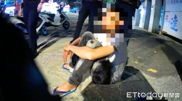 ▲▼倪男坐在地上接受盤查，警方查扣大量毒品及現金              。（圖／記者陳以昇翻攝）
