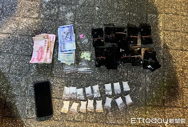 ▲▼倪男坐在地上接受盤查，警方查扣大量毒品及現金              。（圖／記者陳以昇翻攝）