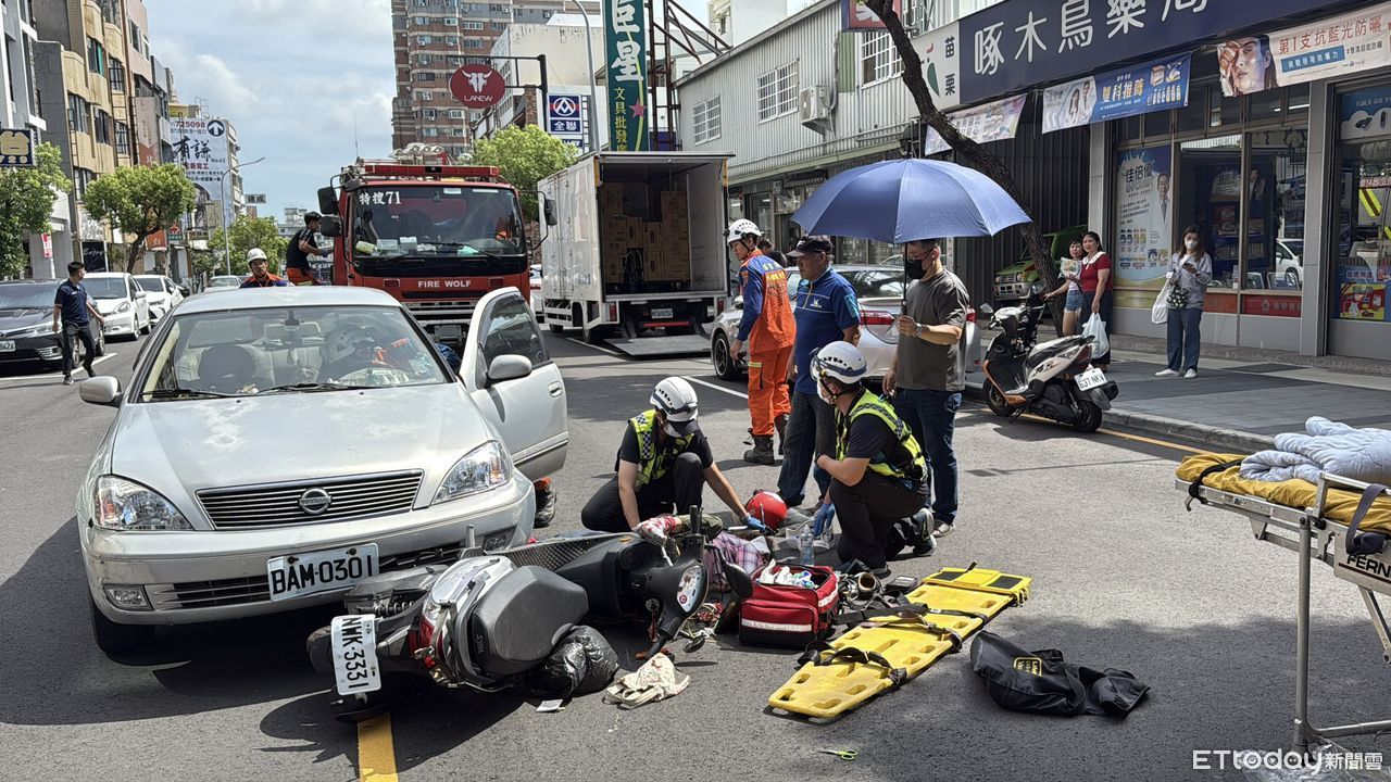 苗栗婦騎車橫越馬路與轎車碰撞！腳踝卡保桿　好心人幫撐傘遮陽