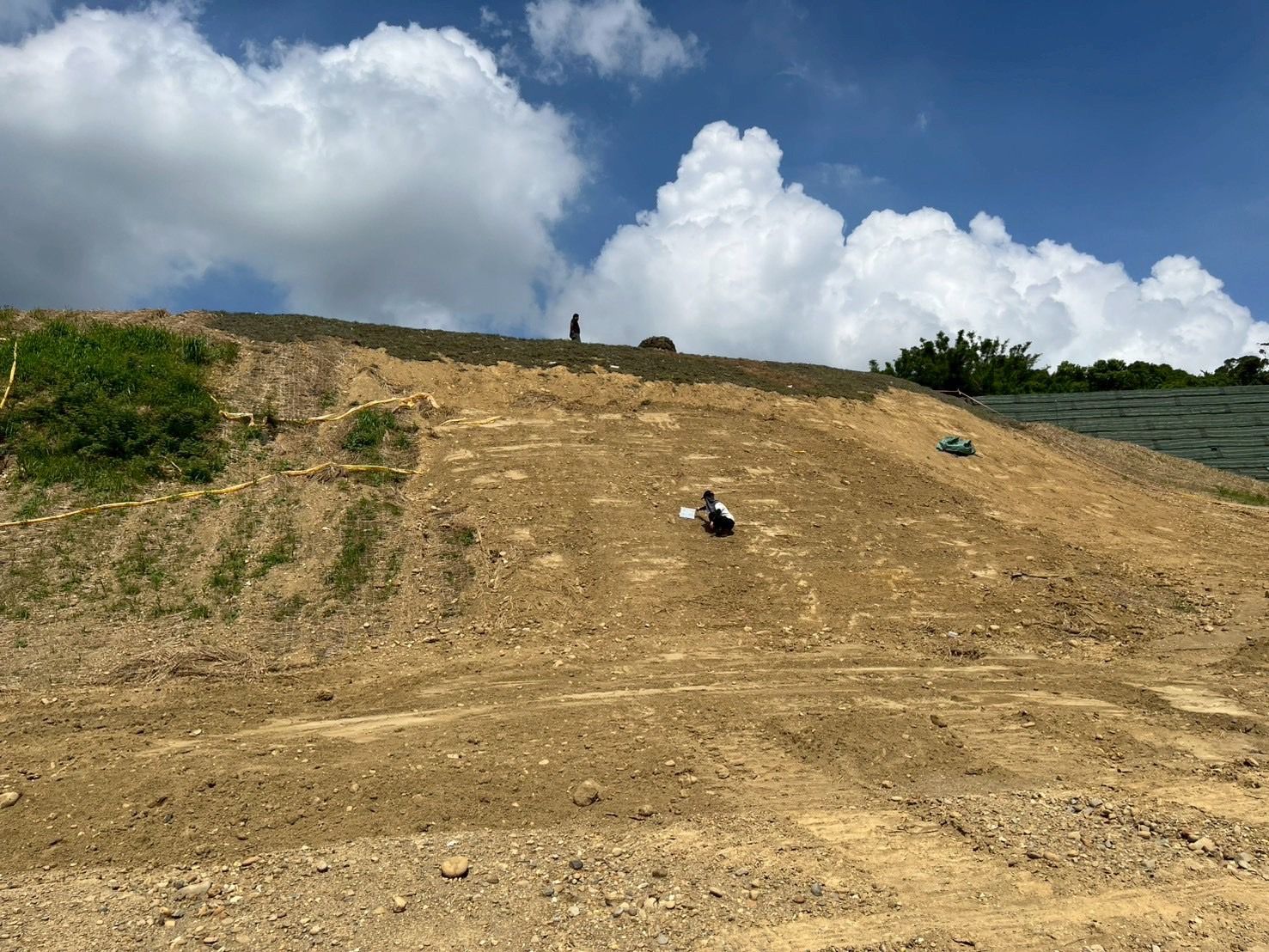 ▲▼高雄大樹光電板吃掉山林！　檢方勘查見「一片黃土」分案追查。（圖／記者賴文萱翻攝）