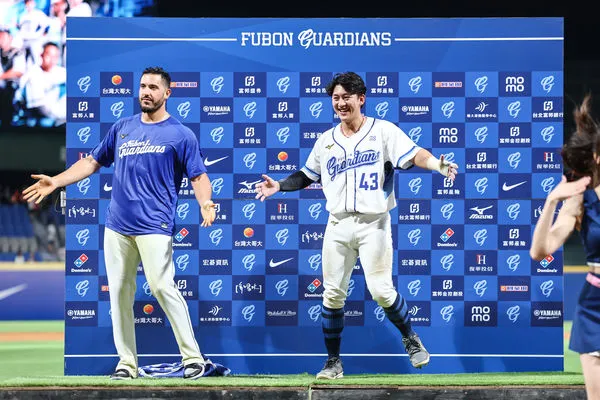 ▲魔力藍邀豊暐同台跳舞。（圖／富邦悍將提供）