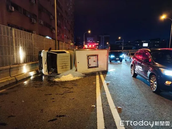 ▲▼新北台64線小貨車爆胎翻覆　24歲男駕駛輕傷。（圖／記者陳以昇翻攝）