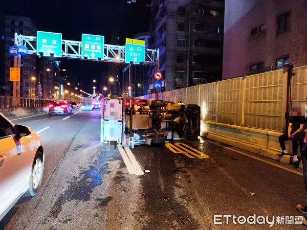▲▼新北台64線小貨車爆胎翻覆　24歲男駕駛輕傷。（圖／記者陳以昇翻攝）