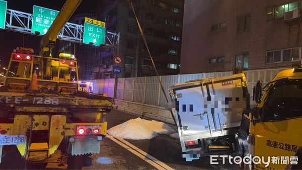 ▲▼新北台64線小貨車爆胎翻覆　24歲男駕駛輕傷。（圖／記者陳以昇翻攝）