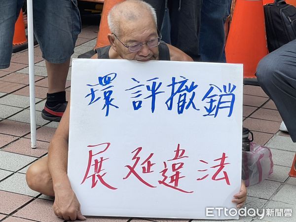 ▲▼內政部都市計畫委員會審議社子島開發案，同意北市府展延請求，場外聚集不少社子島自救會抗議。（圖／社子島自救會提供）