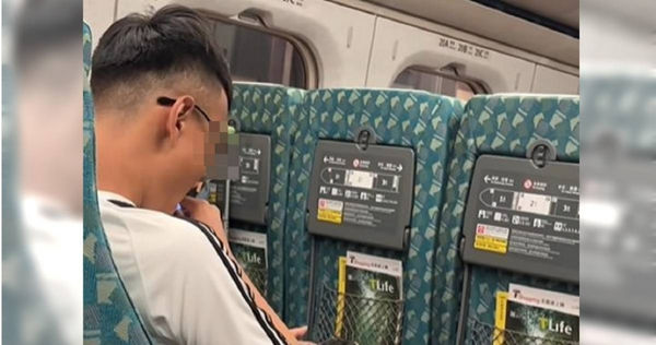 高鐵車廂內一名男子抽電子菸，吐菸瞬間異常抖動。 （圖／翻攝自臉書匿名3公社）