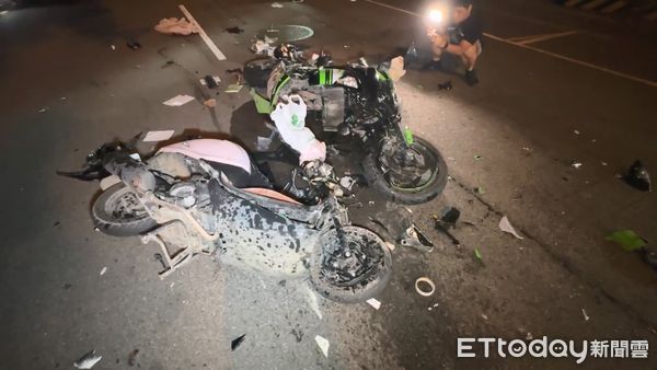 ▲▼台中深夜2輛機車對撞，造成1死1傷。（圖／民眾提供，下同）