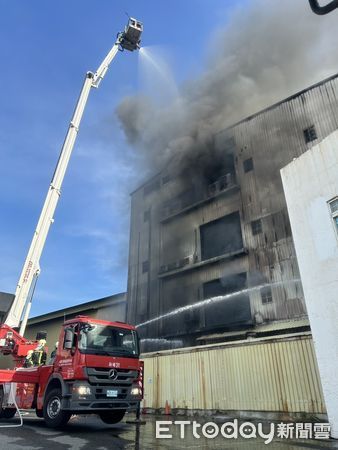 ▲▼新竹一處工業大樓起火。（圖／記者楊永盛翻攝）