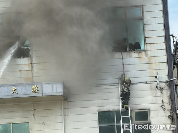 ▲▼新竹一處工業大樓起火。（圖／記者楊永盛翻攝）