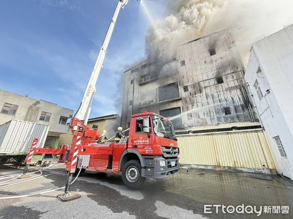 ▲▼新竹一處工業大樓起火。（圖／記者楊永盛翻攝）
