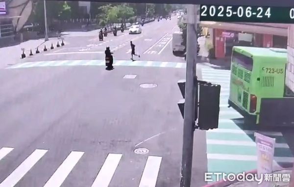 ▲▼準國一男生和同學相約回母校，不料遭闖紅燈機車衝撞，空中翻滾落地骨裂。（圖／民眾提供，下同）