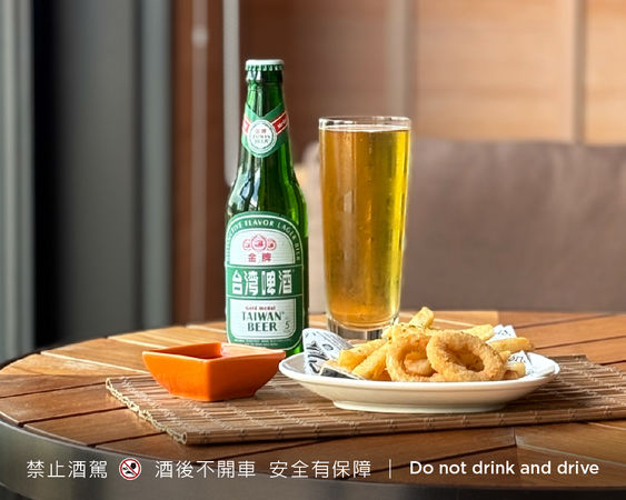 ▲和逸飯店‧台北民生館舒適客房每房每晚5,200元起,於現場加價12元，即可獲得雙人份台灣啤酒及經典炸物組。（圖／業者提供）