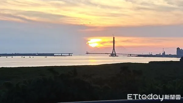 ▲淡海輕軌紅樹林站、淡江大橋▼             。（圖／記者鄭遠龍攝）