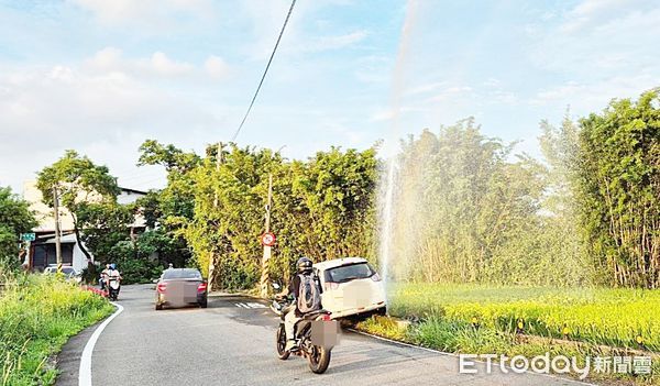 ▲桃園市八德區龍南路429巷昨天傍晚發生自小客車不慎撞擊路旁消防栓制水閥，導致大量自來水湧出宛如噴泉。（圖／記者沈繼昌翻攝）