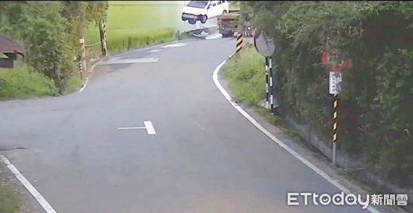 ▲桃園市八德區龍南路429巷昨天傍晚發生自小客車不慎撞擊路旁消防栓制水閥，大量自來水湧出，自小客車一度還被強力水柱撐起。（圖／記者沈繼昌翻攝）