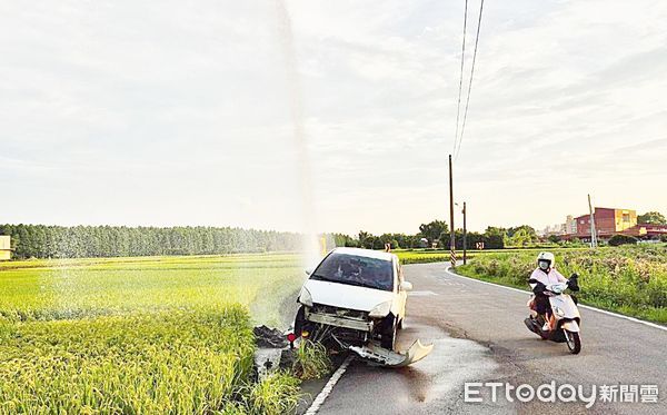 ▲桃園市八德區龍南路429巷昨天傍晚發生自小客車不慎撞擊路旁消防栓制水閥，大量自來水湧出，路過騎士都好奇觀望。（圖／記者沈繼昌翻攝）