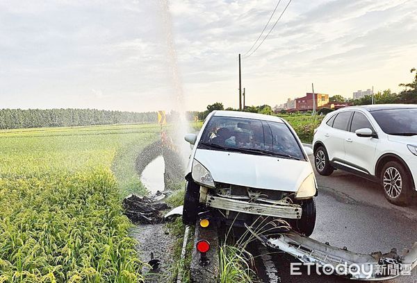 ▲桃園市八德區龍南路429巷昨天傍晚發生自小客車不慎撞擊路旁消防栓制水閥，導致大量自來水湧出。（圖／記者沈繼昌翻攝）