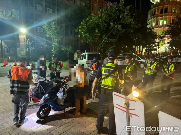 ▲台南市警善化分局攜手環保局、監理單位，深夜於新市國小前聯合稽查改裝噪音車輛。（記者林東良翻攝，下同）