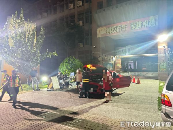 ▲台南市警善化分局攜手環保局、監理單位，深夜於新市國小前聯合稽查改裝噪音車輛。（記者林東良翻攝，下同）