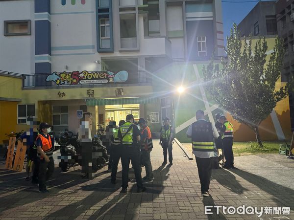 ▲台南市警善化分局攜手環保局、監理單位，深夜於新市國小前聯合稽查改裝噪音車輛。（記者林東良翻攝，下同）