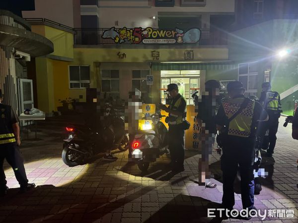 ▲台南市警善化分局攜手環保局、監理單位，深夜於新市國小前聯合稽查改裝噪音車輛。（記者林東良翻攝，下同）