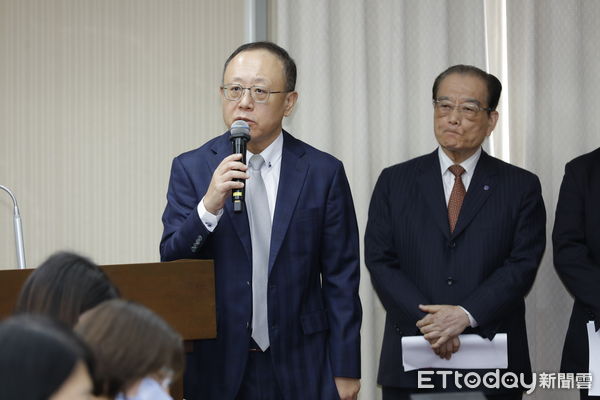 ▲▼立法院交通委員會邀請交通部部長、交通部鐵道局局長、交通部觀光署署長、國營台灣鐵路股份有限公司董事長及台灣高速鐵路股份有限公司董事長率所屬相關單位列席就「交通部觀光署、國營台灣鐵路股份有限公司及台灣高速鐵路股份有限公司人事調整及新任首長之業務展望」進行專題報告，新任高鐵董事長史哲、台鐵董事長鄭光遠成為媒體追逐的焦點。（圖／記者湯興漢攝）