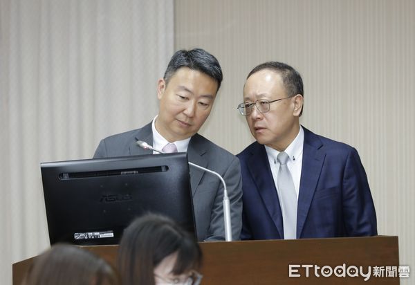 ▲▼立法院交通委員會邀請交通部部長、交通部鐵道局局長、交通部觀光署署長、國營台灣鐵路股份有限公司董事長及台灣高速鐵路股份有限公司董事長率所屬相關單位列席就「交通部觀光署、國營台灣鐵路股份有限公司及台灣高速鐵路股份有限公司人事調整及新任首長之業務展望」進行專題報告，新任高鐵董事長史哲、台鐵董事長鄭光遠成為媒體追逐的焦點。（圖／記者湯興漢攝）