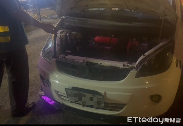 ▲▼白色自小客車聲音炸裂超標24分貝。（圖／楊梅警分局提供）