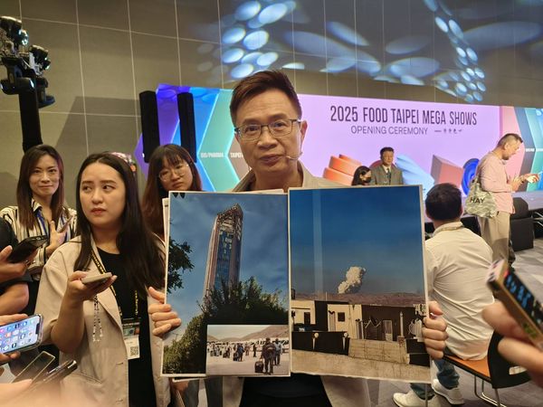 ▲黃志芳出示貿協駐德黑蘭主任拍的當地現況。（圖／記者張佩芬攝）