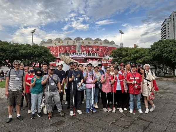 ▲▼味全邀視障者體驗棒球。（圖／中華民國視障者家長協會提供）