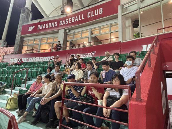 ▲▼味全邀視障者體驗棒球。（圖／中華民國視障者家長協會提供）