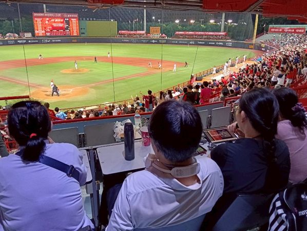 ▲▼味全邀視障者體驗棒球。（圖／中華民國視障者家長協會提供）