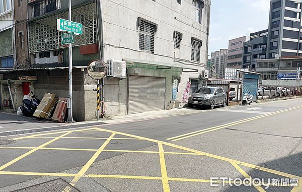 ▲桃園市一名八旬老翁6月22日晚間騎車經過桃園區益壽七街與信陽街巷口附近，卻遭5名陌生男子推倒在地，經送醫後不治，圖為案發現場。（圖／記者沈繼昌翻攝）