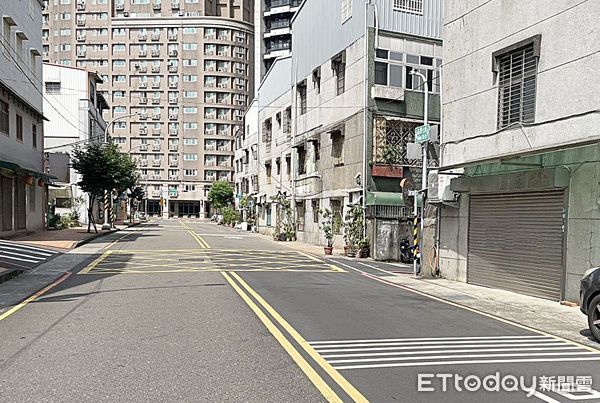 ▲桃園市一名八旬老翁22日晚間騎車經過桃園區益壽七街與信陽街巷口附近，遭5名陌生男子推倒在地，經送醫後不治，圖為案發現場附近。（圖／記者沈繼昌翻攝）