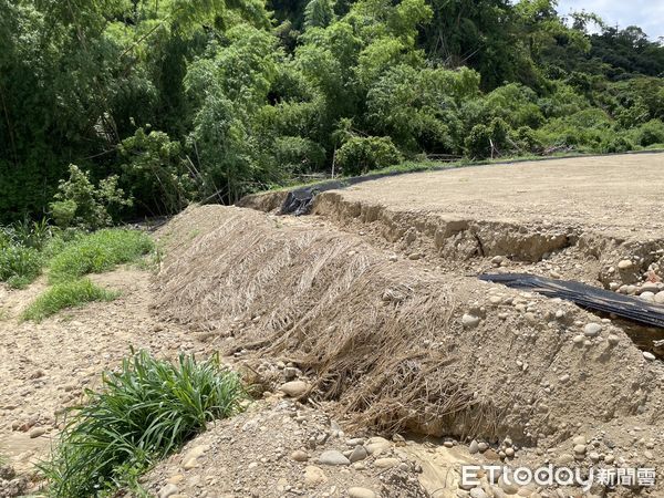 ▲▼高雄大樹光電板吃掉山林！　檢方勘查見「一片黃土」分案追查。（圖／記者賴文萱翻攝）