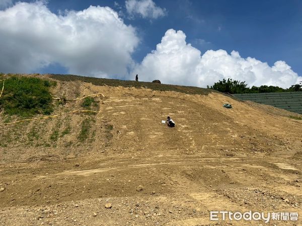 ▲▼高雄大樹光電板吃掉山林！　檢方勘查見「一片黃土」分案追查。（圖／記者賴文萱翻攝）