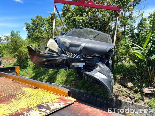 ▲車輛衝入水溝撞燈桿，3人輕傷。（圖／記者楊晨東翻攝）