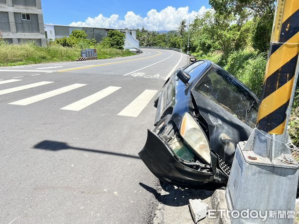 ▲車輛衝入水溝撞燈桿，3人輕傷。（圖／記者楊晨東翻攝）