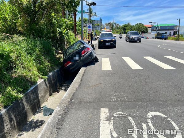 ▲車輛衝入水溝撞燈桿，3人輕傷。（圖／記者楊晨東翻攝）