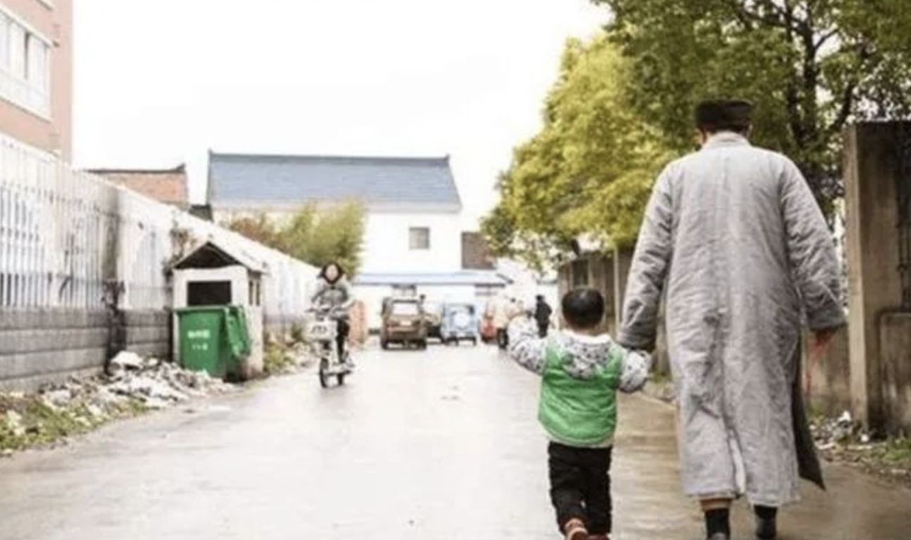 ▲收留未婚懷孕女子和棄嬰的和尚道祿。（圖／翻攝微博）